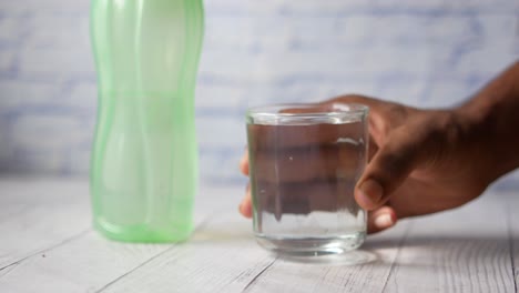 vaso de agua y botella de agua
