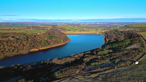 Imágenes-De-Drones-Aéreos-De-Invierno-Del-Embalse-De-Scammonden-Con-El-Puente-De-La-Autopista-M62