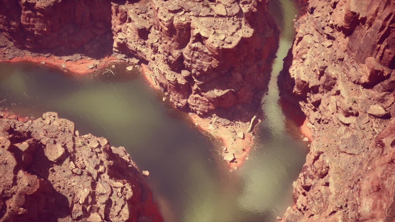 vista aérea de un cañón con un río