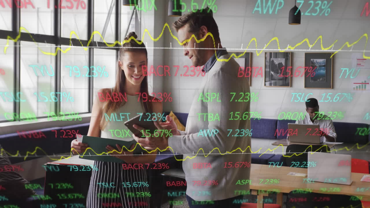 animación del procesamiento de datos financieros sobre diversas personas de negocios en la oficina