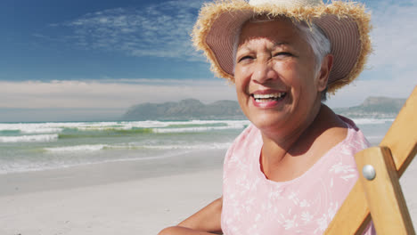 Retrato-De-Una-Mujer-Mayor-De-Raza-Mixe-Sentada-En-Subed-Y-Sonriendo-En-La-Playa