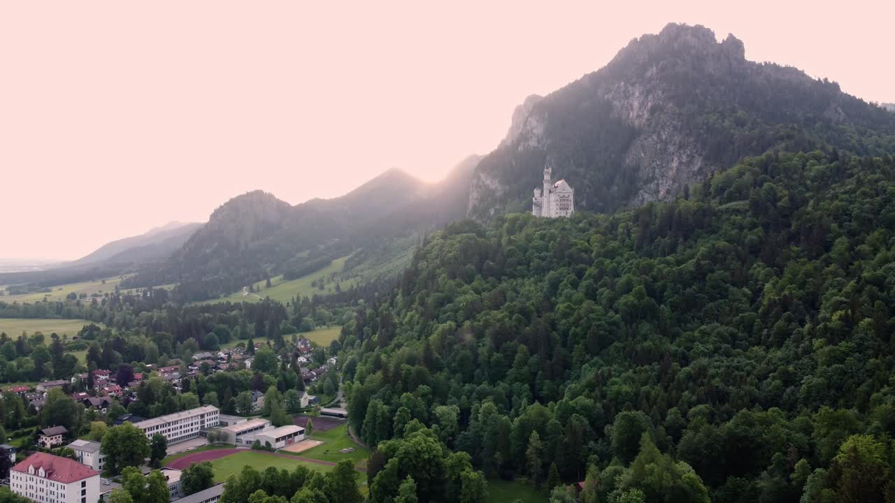 Mattina all'alba al Castello di Neuschwanstein vicino a Füssen nella Baviera sud-occidentale, Germania