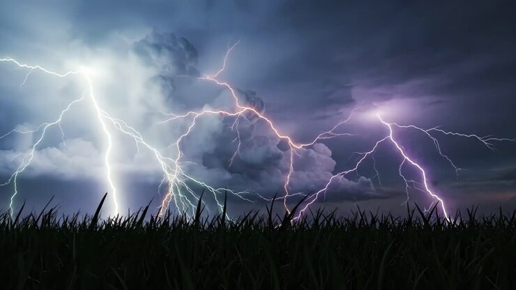 Tempesta di fulmini su un campo