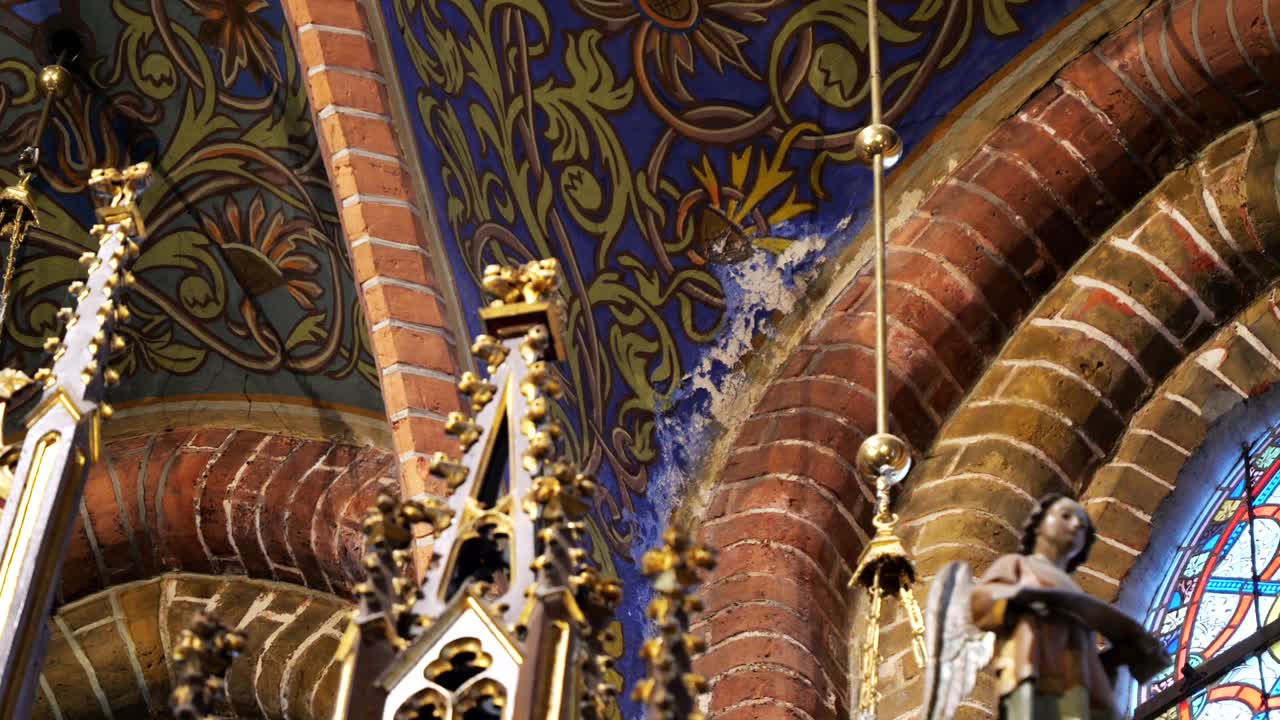 Интерьер старой приходской церкви, требующий реставрации и сохранения.