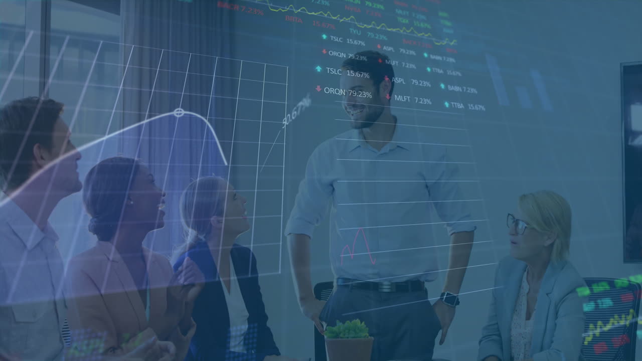 animación de procesamiento de datos contra un equipo diverso de colegas aplaudiendo al hombre caucásico en la oficina