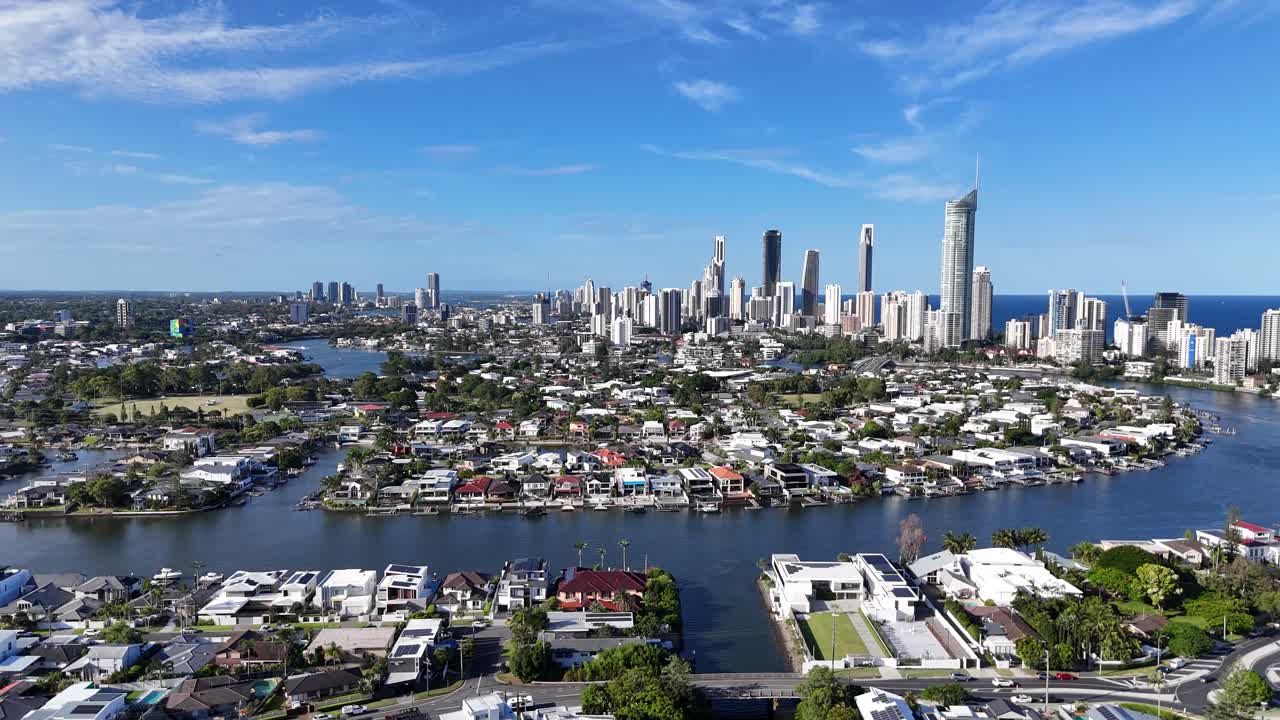 도시와 바다의 전망을 보여주는 드론 플라이오버