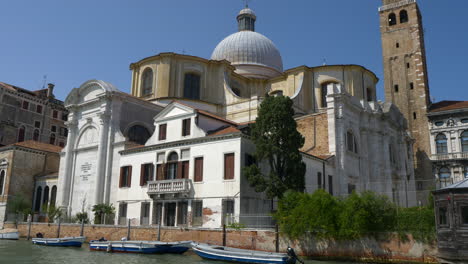 Cityscape-of-grand-canal-and-the-dome-of-San-Marcos-Basilica,-Venice,-Italy