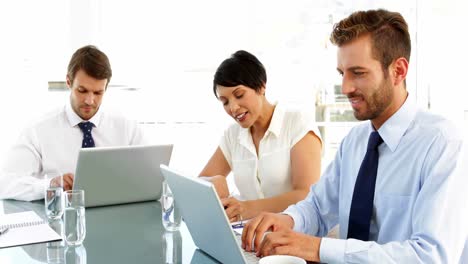 gente de negocios trabajando en computadoras portátiles