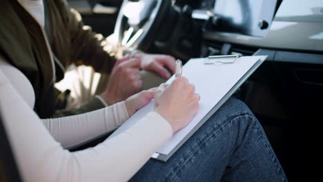 profesor dando indicaciones en un coche.