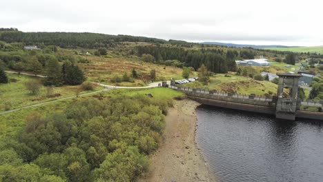 Alwen-Reservoir-Industrie-Wasserkraft-Wahrzeichen-Historisch-Ländlich-See-Damm-Gebäude-Luftbild-Schwenk-Rechts