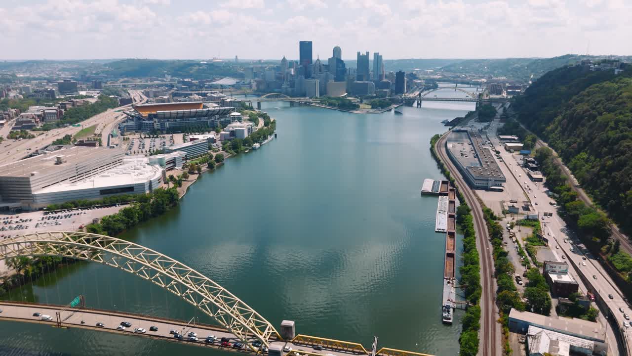 Pittsburgh şehir merkezinin, şehir ışıklarını, Fort Pitt Köprüsü'nü ve Point State Park fıskiyesini sergileyen drone klibi. Hızlandırılmış çekim veya sinematik kullanım için mükemmeldir.