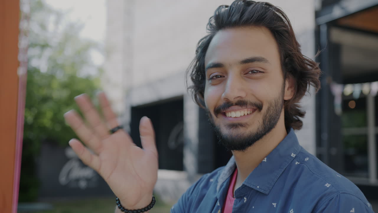 hombre saludando y sonriendo