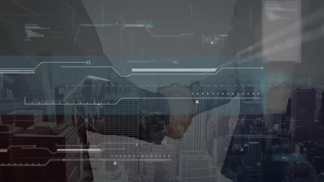 procesamiento de datos sobre la sección media de hombre de negocios y mujer de negocios estrechando la mano contra el paisaje urbano