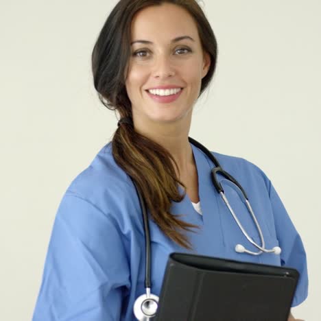 sorridente jovem médica sorri para a câmera