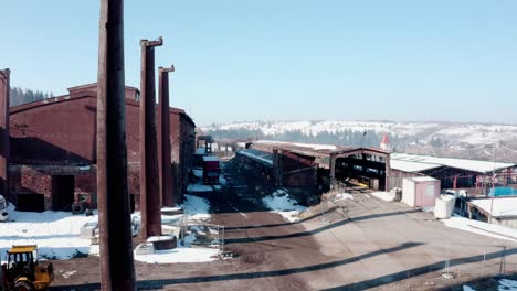 Rusty-Steel-Columns-And-Warehouse-Buildings-With-Old-Equipment-And-Machinery-In-A-Deserted-Industrial-Site-In-Vlahita,-Romania