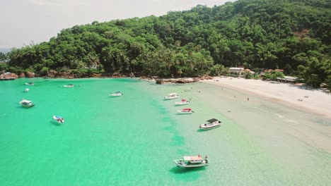 la playa de angra dos reis, en la ciudad de río de janeiro, brasil