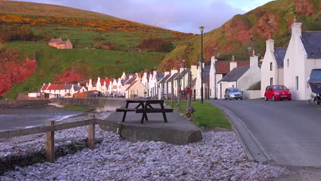 El-Pequeño-Pueblo-Pesquero-Escocés-De-Pennan-Al-Atardecer-5