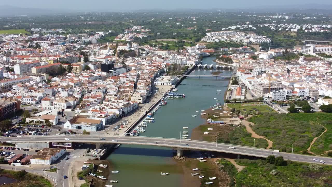 Dron en Tavira, Algarve, Portugal, vista al amanecer desde el mar del casco antiguo y el puerto pesquero.