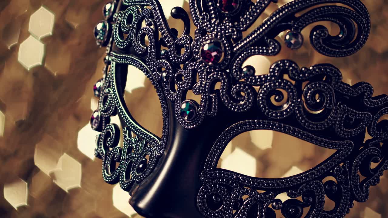 Primo piano di una maschera da ballo in maschera ornata con bokeh dorato