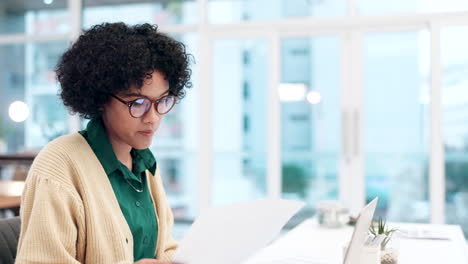 Accountant-woman,-reading-documents