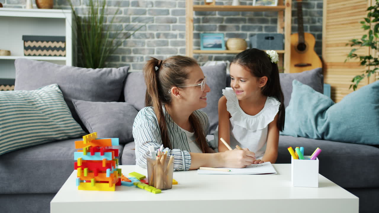 madre e hija dibujando juntos en casa