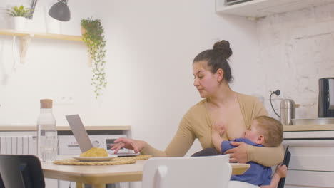 Junge-Mutter,-Die-Mit-Laptop-computer-Arbeitet-Und-Ihr-Baby-Zu-Hause-Stillt-3