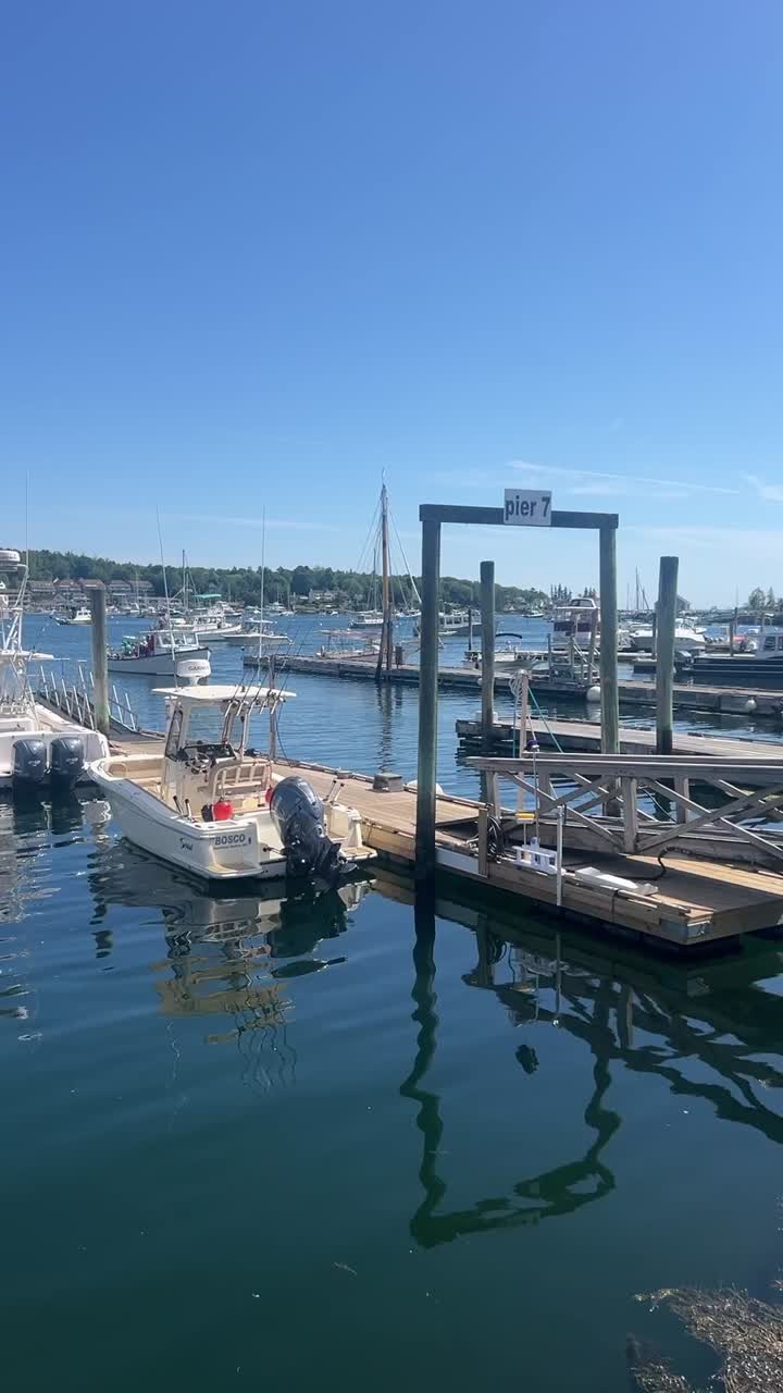 Anlegestellen und Bootsstege am Wasser von Boothbay Harbor in Maine. Boote parken und fahren im Hafen