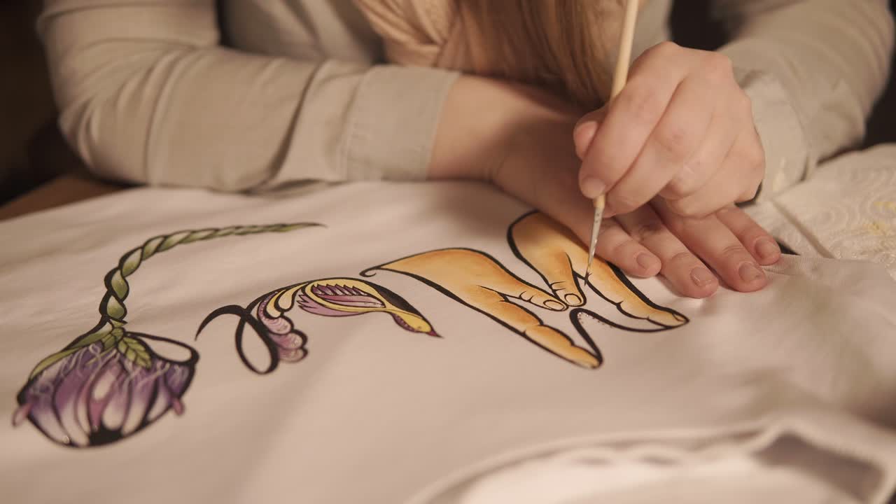 persona pintando un diseño en una camiseta