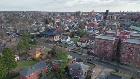 sobrevuelo aéreo zona residencial del distrito de queens en la ciudad de nueva york durante el día nublado