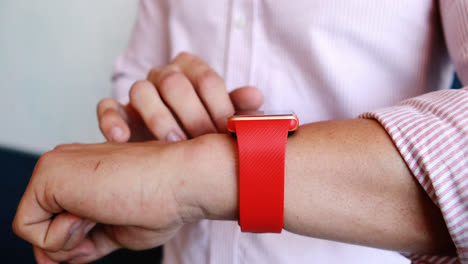 sección media de un hombre de negocios usando un reloj inteligente
