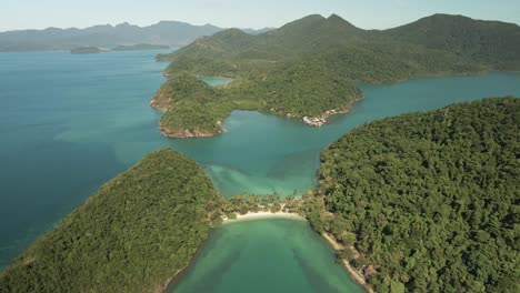 adelante muñeca aérea alto ángulo de islas tropicales, aguas turquesas con playa de arena blanca, palmeras y barra de arena