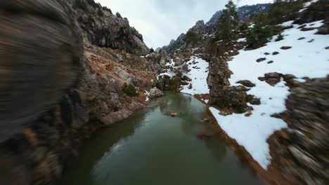 Mujer-Tomando-Una-Foto-Del-Río-Verde-Y-Azul