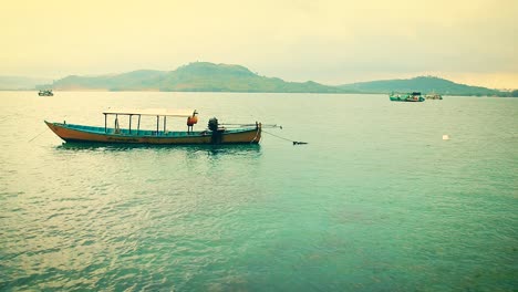 Escenario-Pacífico-Cinematográfico-De-Los-Tradicionales-Barcos-De-Pesca-Khmer-Frente-A-La-Costa-De-La-Isla-De-Koh-Sdach-En-Camboya