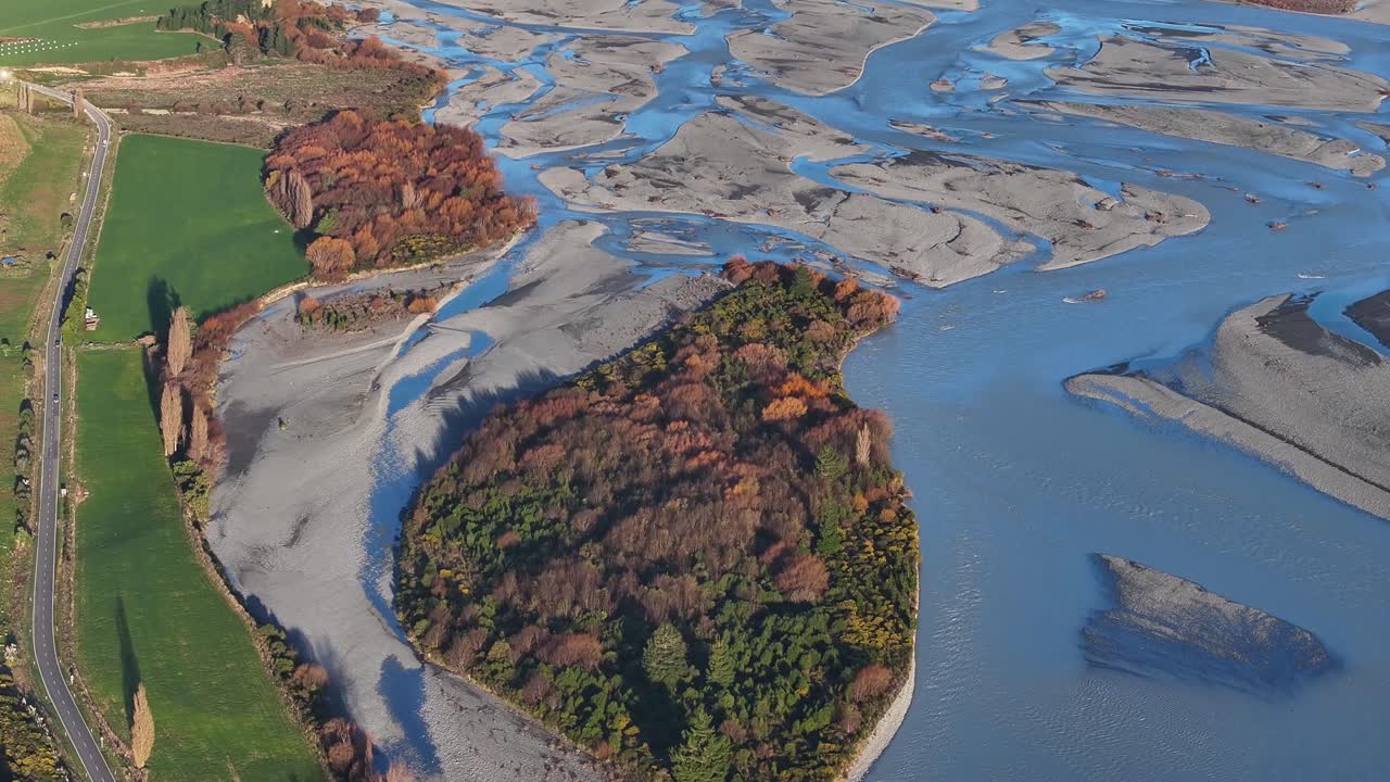 강 풍경, 목초지 및 도로의 아름다운 다채로운 풍경