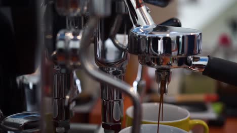 metraje b rollo de verter el flujo de café de la máquina en la taza