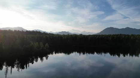 Lago-En-Alaska.-Toma-De-Paisaje-Con-Un-Dron.