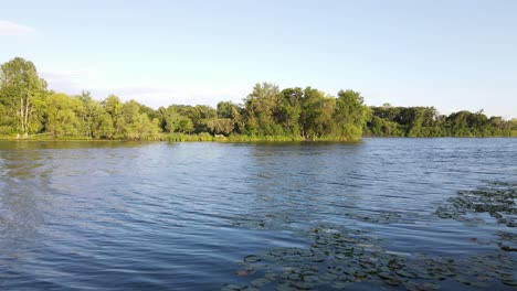 Lago-De-Las-Islas-Durante-El-Verano-En-Minneapolis