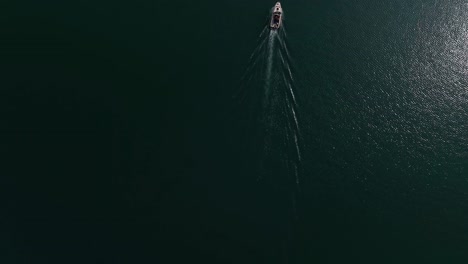 Vuelo-Aéreo-Sobre-Un-Barco,-Lago-Gruyère,-Suiza