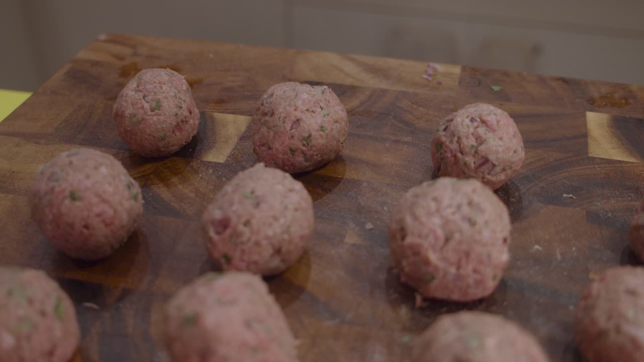 나무 컷 보드에 신선한 미트볼