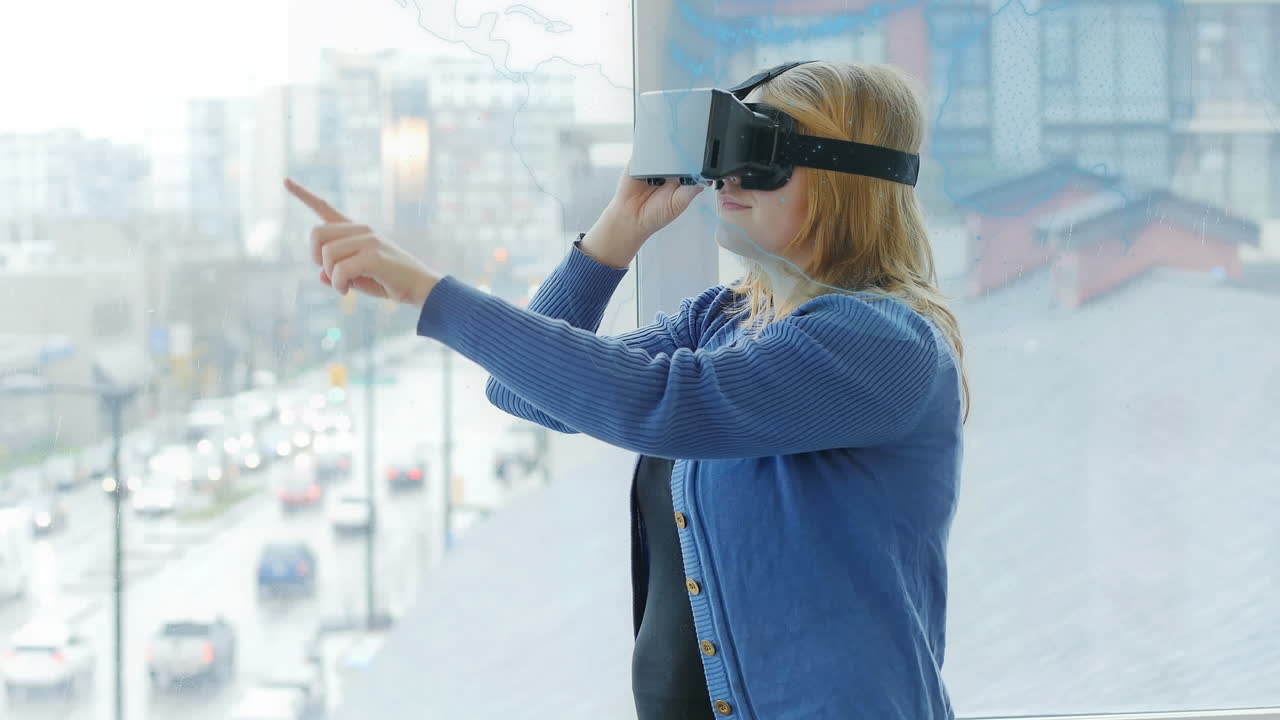 animación del globo con red de conexiones sobre la mujer usando auriculares vr