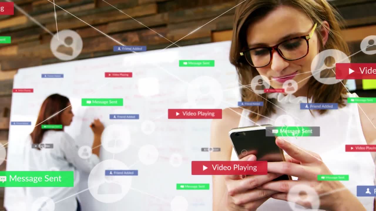 animación de iconos de los medios sobre una mujer de negocios caucásica que usa un teléfono inteligente