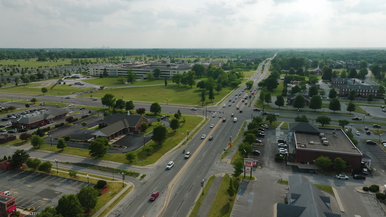 Vista dall'alto di un tipico incrocio in un sobborgo americano