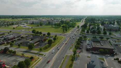 Vista-Aérea-De-La-Intersección-Típica-En-El-Suburbio-Americano