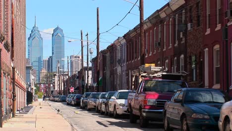 Fahrzeuge-Parken-Entlang-Einer-Straße-Aus-Backsteingebäuden-In-Philadelphia,-Pennsylvania-2