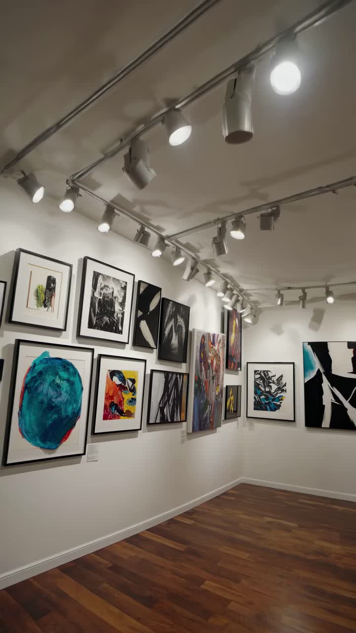 Un video dinamico che mostra una galleria d'arte moderna. L'angolazione dal basso mette in risalto opere astratte incorniciate