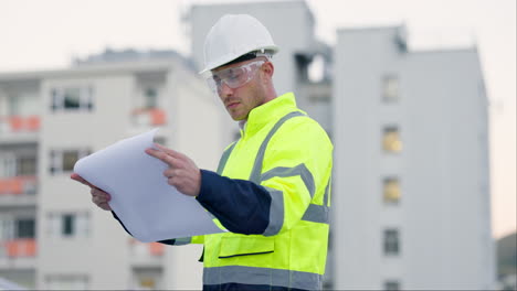 ingeniería, planos y hombre con papel en la ciudad