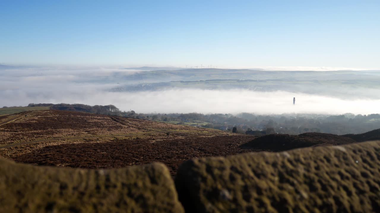 산업 굴뚝 안개 구름 통과 시골 계곡 돌 탑 관점 돌리 오른쪽
