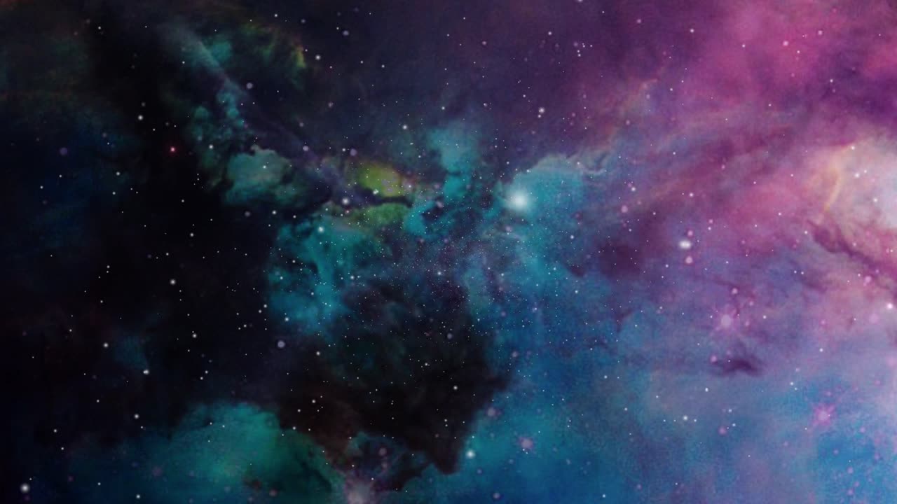 Nuvole di nebulosa si muovono e fluttuano lentamente nell'universo vuoto