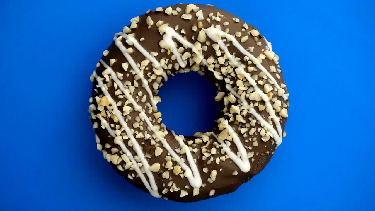 el donut glazado de primer plano.