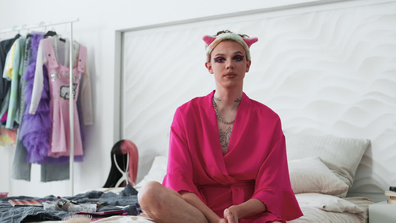 침대에 포즈를 취하는 괴상한 남자